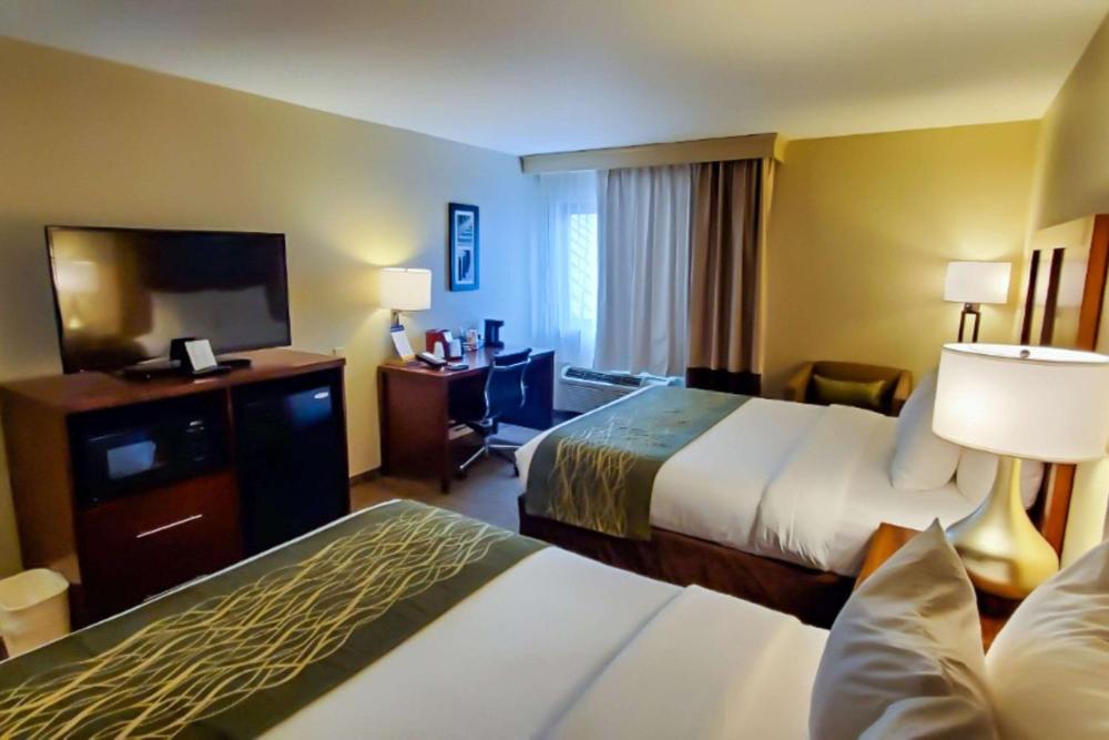 Queen Room with Two Queen Beds - Non-Smoking interior