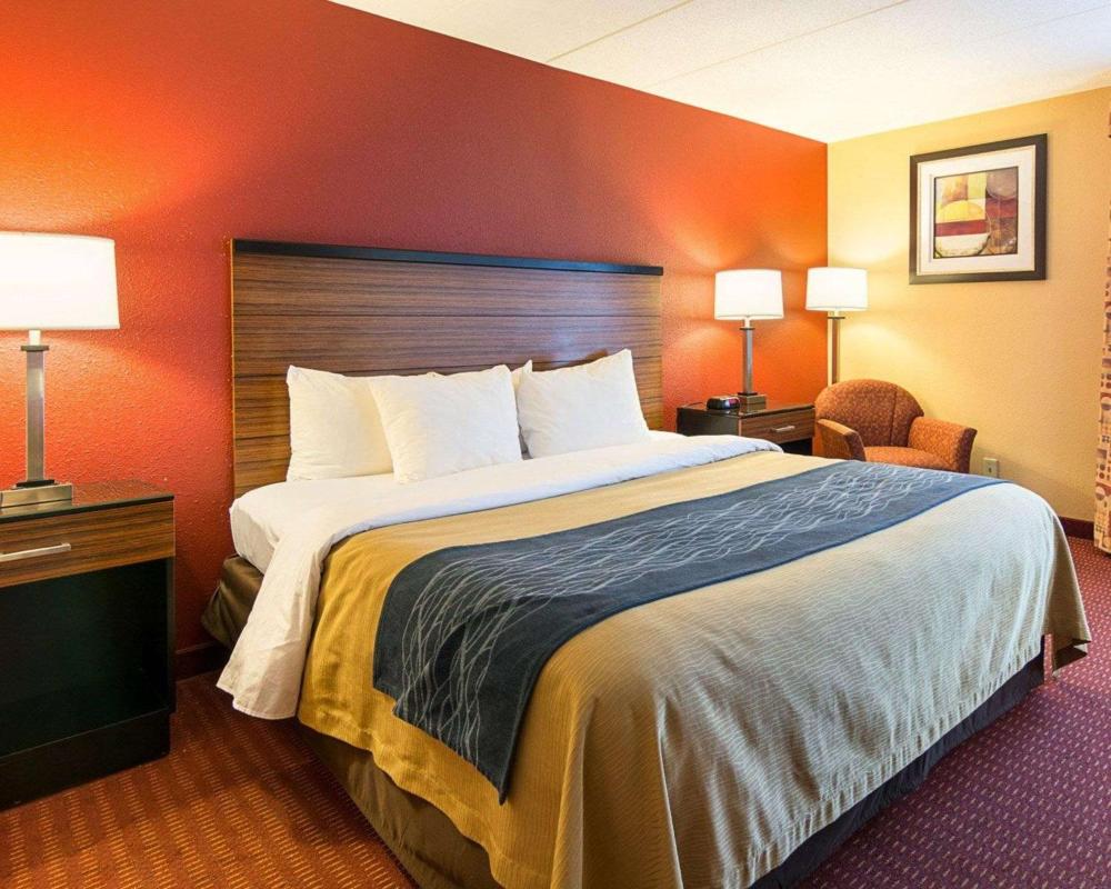 King Room - Non-Smoking interior